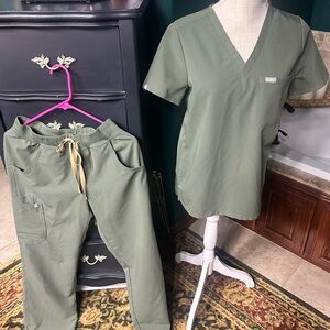 Figs Green 3 piece scrub set sz small